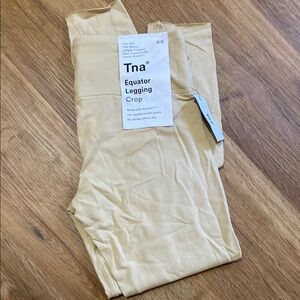 NWT Aritzia TNA Equator cropped legging. Size XS